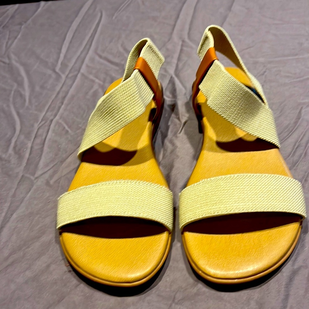 Tommy Bahama. Tan size 6.5